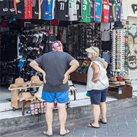 Lần đầu tiên dép tông dính bụi, bẩn kéo theo nguy cơ lớn tại Australia