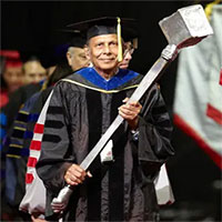 Nghi thức tốt nghiệp của nhiều trường Đại học trên thế giới: Tại sao quyền trượng lại thường xuyên xuất hiện?