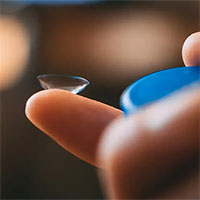 Kính áp tròng “thông minh” giúp chẩn đoán ung thư từ nước mắt?