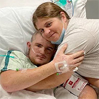 Chàng trai tỉnh lại một cách thần kỳ sau khi bị đàn ong đốt hơn 20.000 lần