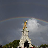 Cầu vồng đôi xuất hiện bên ngoài Điện Buckingham khi Nữ hoàng Anh băng hà