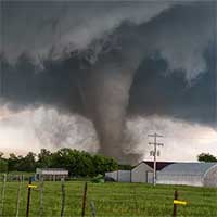 Tại sao trước khi bão đổ bộ thường xảy ra lốc xoáy nguy hiểm trên đất liền?