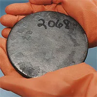 Tại sao các nhà khoa học có thể chạm vào Uranium mà không cần quần áo bảo hộ?