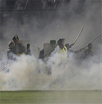 Vì sao FIFA cấm dùng hơi cay trong bóng đá?