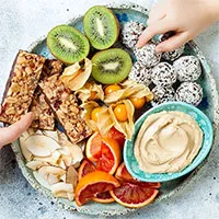 Vì sao chúng ta không thể ngưng ăn vặt khi chiều về?