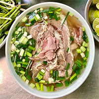 Thói quen vắt chanh vào đồ ăn nóng gây tranh cãi