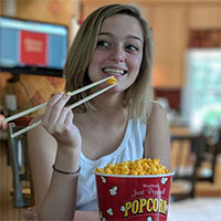 Lợi ích bất ngờ từ việc ăn bỏng ngô bằng... đũa