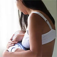 Lần đầu phát hiện hạt vi nhựa trong sữa mẹ