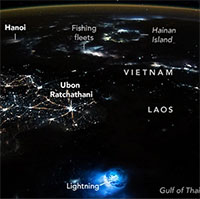 Sự thật 2 đốm xanh kỳ lạ lơ lửng trên bầu khí quyển Trái đất