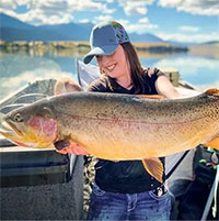 Nữ cần thủ bắt được cá hồi vân khổng lồ