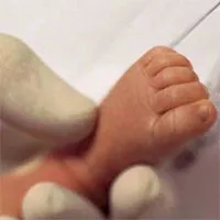 Vì sao bé sơ sinh lại được lấy dấu vân chân thay vì vân tay?
