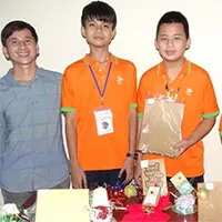 Nhóm học sinh cấp 2 làm giấy từ vỏ sầu riêng