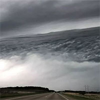 Đám mây kỳ lạ như sóng biển cuộn trào trên bầu trời Mỹ