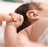 Em bé có cách chào đời đặc biệt khiến giới khoa học tranh cãi