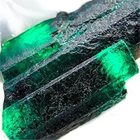 Cận cảnh viên ngọc lục bảo nguyên vẹn lớn nhất thế giới