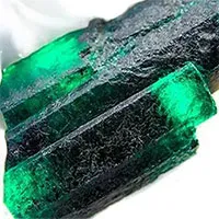 Cận cảnh viên ngọc lục bảo nguyên vẹn lớn nhất thế giới