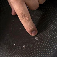 Một vết xước nhỏ trên chảo chống dính có thể giải phóng hàng nghìn hạt vi nhựa