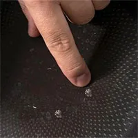 Một vết xước nhỏ trên chảo chống dính có thể giải phóng hàng nghìn hạt vi nhựa
