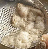 Chuyên gia lý giải có 3 loại bọt cần vớt bỏ, 3 loại nên giữ lại ăn vì tốt cho sức khỏe