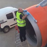 Cánh máy bay dán băng keo khiến dân tình xôn xao, chuyên gia khẳng định "rất an toàn"