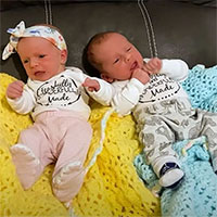 Cặp song sinh chào đời từ phôi thai đông lạnh 30 năm