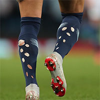 Vì sao tuyển thủ Anh mang vớ thủng lỗ chỗ tại World Cup 2022?