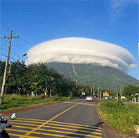 Đám mây ảo diệu xuất hiện trên đỉnh núi Bà Đen (Tây Ninh) khiến dân tình không ngừng xôn xao