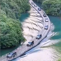 Video: Con đường nổi uốn lượn chịu được sức nặng 10.000 người