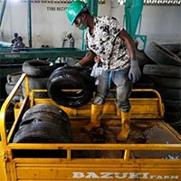 Ngành kinh doanh mới nổi ở Châu Phi: Mua thứ bị bỏ đi rồi biến thành "vàng đen" bán kiếm lời