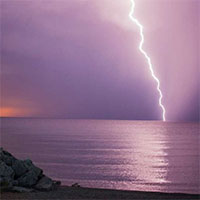 Tại sao sét ít đánh trên biển hơn trên đất liền?