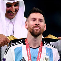 Ý nghĩa của chiếc áo choàng Messi mặc khi nhận cúp