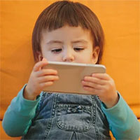 Khoa học chứng minh: Dỗ trẻ bằng điện thoại gây nhiều hệ lụy khó lường