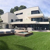 Tại sao không một chiếc máy bay nào trên thế giới có thể bay qua nóc nhà Messi?