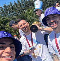 Dưới đáy cúp vàng World Cup có gì?