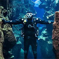 Khe nứt Silfra: Nơi duy nhất trên thế giới mà bạn có thể chạm vào hai lục địa cùng một lúc