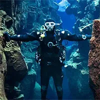 Khe nứt Silfra: Nơi duy nhất trên thế giới mà bạn có thể chạm vào hai lục địa cùng một lúc