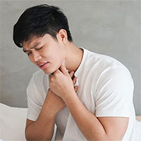 Tại sao bạn đau họng khi thức dậy vào buổi sáng?