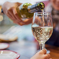 Chuyên gia cảnh báo thói quen uống rượu cực kỳ nguy hiểm ở người trẻ