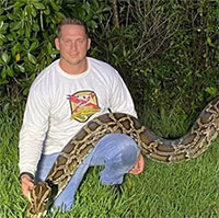 Thợ săn tay không bắt trăn Miến Điện dài gần 5m