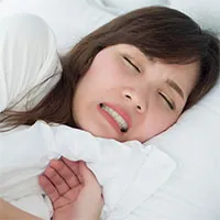 Lý do nhiều người nghiến răng khi ngủ