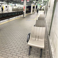 Lý do khiến những chiếc ghế ở nhiều ga tàu không quay mặt về phía đường tàu ở Nhật Bản