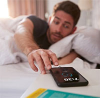 Tại sao bạn luôn thức dậy trước khi báo thức reo?