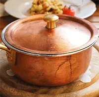 Chuyên gia nói gì trước thông tin lan truyền "sử dụng nồi đồng, bát đĩa bằng đồng tốt hơn"?