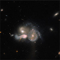 Kính Hubble chụp được hình ảnh 3 thiên hà sáp nhập