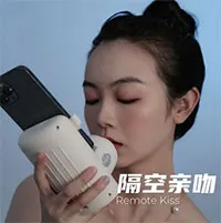Dân mạng Trung Quốc xôn xao vì thiết bị hôn môi xa