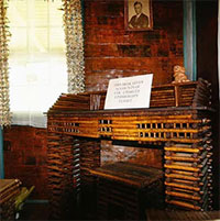 Ngôi nhà không tốn gạch vữa, xi măng: Được chắp vá 99% từ giấy báo, 100 năm vẫn chẳng khác là bao