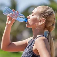 Vì sao không nên đứng khi uống nước?