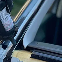 Nên sửa hay thay mới khi kính chắn gió xuất hiện vết nứt?