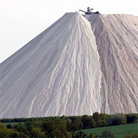 Quả núi trắng như tuyết sừng sững giữa đồng bằng xanh tươi: Không ngờ là bãi rác khổng lồ!