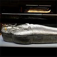 Sự thật về vị pharaoh chôn trong quan tài bạc nguyên khối 3.000 năm